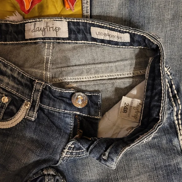 Buckle Daytrip Leo Bootleg Jeans - Picture 3 of 3